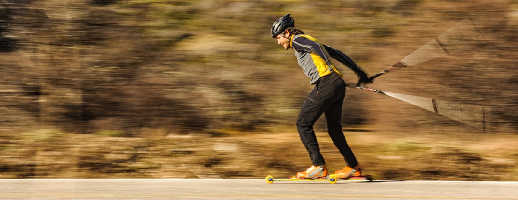 Rullskidåkare kör skate på rullskidor i hög fart